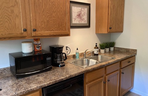 Whitebridge Condominio | Modern, Quiet & Dog Friendly 1 Bedroom Condo Close to Downtown