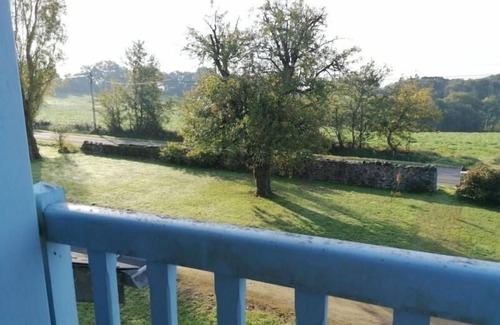 Saint-Jean-sur-Mayenne Apartamento | Casa rural renovada moderna con gran jardín y wifi, ideal para familias o profesionales
