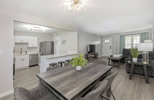 Euclid Casa | Modern Ranch 15 min to Downtown & Hospitals