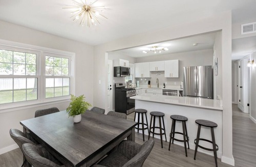 Euclid Casa | Modern Ranch 15 min to Downtown & Hospitals
