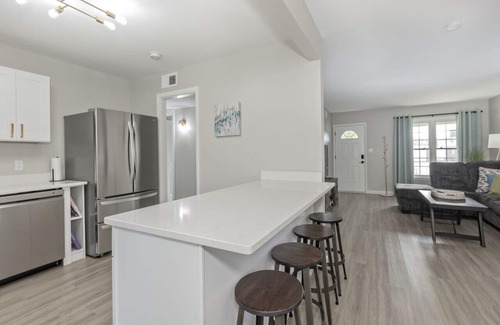 Euclid Casa | Modern Ranch 15 min to Downtown & Hospitals