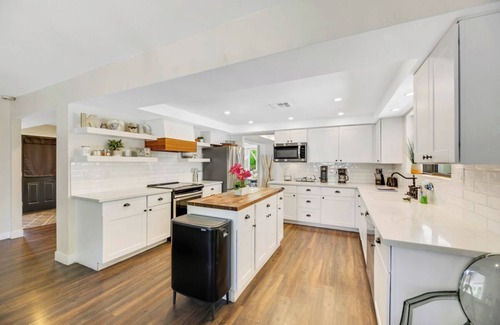 Rancho Oakey Casa | Modern Ranch 7 Bedroom House close to strip