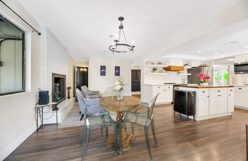 Rancho Oakey Casa | Modern Ranch 7 Bedroom House close to strip