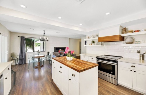 Rancho Oakey Casa | Modern Ranch 7 Bedroom House close to strip