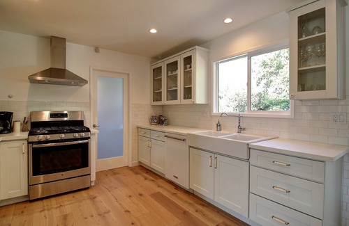 Goleta Casa | Moderna casa estilo rancho a 2 cuadras del lago Los Carneros