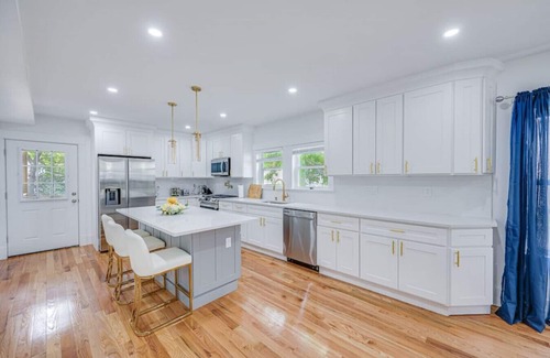 Milton Casa | Modern Red Door Haven +5mins to Boston public transportation, FREE Parking!!