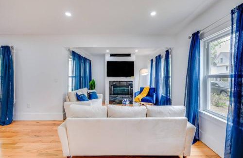 Milton Apartamento | Modern Red Door Haven +5mins to Boston