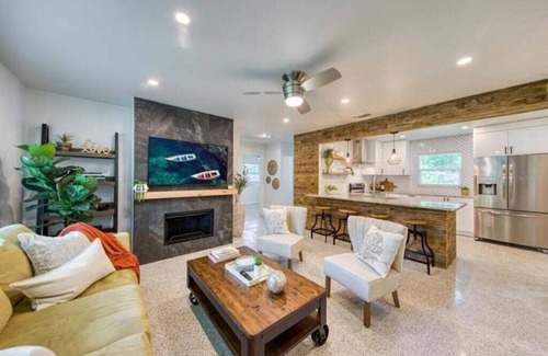 Coquina Key Casa | Modern Relaxing Retreat in St. Petersburg! Downtown Access & The Beach!