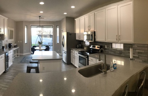 Power Ranch Casa | ¡Remodelación moderna de dos pisos cargada de servicios comunitarios!