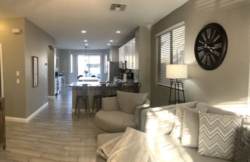 Power Ranch Casa | ¡Remodelación moderna de dos pisos cargada de servicios comunitarios!