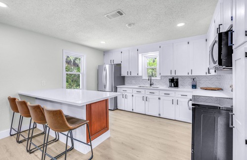 Brazoria Apartamento | Modern Remodeled Clean Quiet apt 1 king 1 Queen washer dryer onsite
