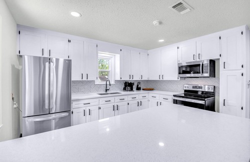 Brazoria Apartamento | Modern Remodeled Clean Quiet apt 1 king 1 Queen washer dryer onsite