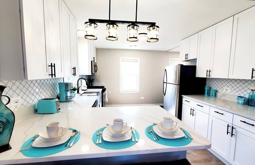 St. Charles Casa | Modern Remodeled Quiet 4 Bedroom 2 Bathroom Home in the heart of St. Charles
