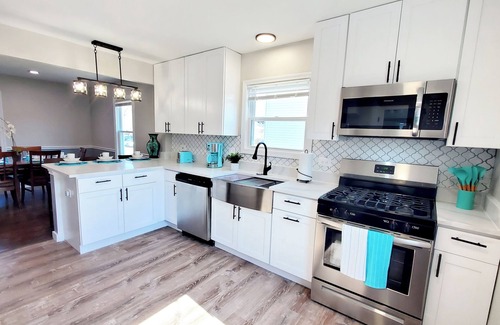 St. Charles Casa | Modern Remodeled Quiet 4 Bedroom 2 Bathroom Home in the heart of St. Charles