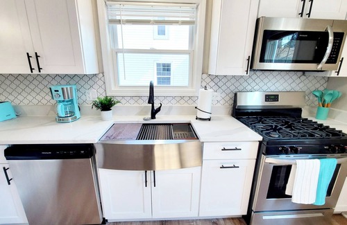 St. Charles Casa | Modern Remodeled Quiet 4 Bedroom 2 Bathroom Home in the heart of St. Charles