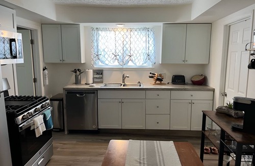 Warren Casa | Modern & Renovated 3B/1B Home - Quiet & Cozy