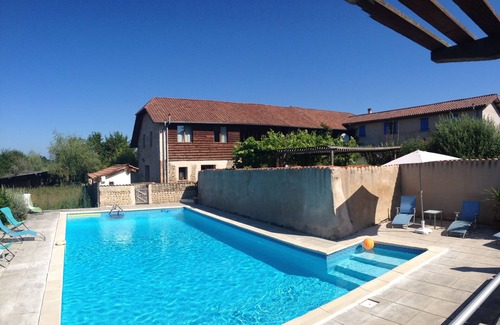 Thuy Casa | Granero renovado con piscina con vistas a los Pirineos, familia y mascotas