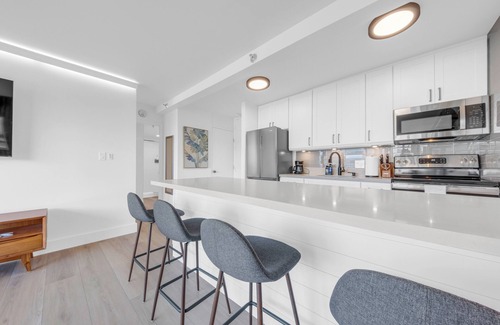 Waikiki Condominio | NEW LISTING 2023 Modern Renovated Condo - 1 block to beach, free parking!