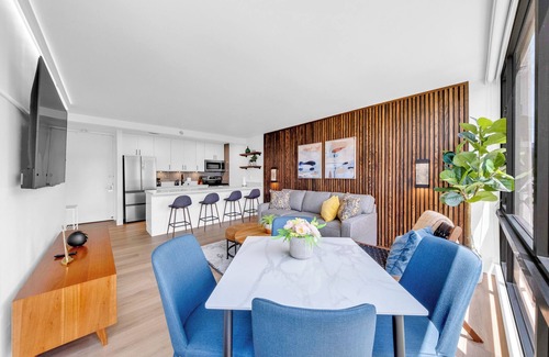 Waikiki Condominio | NEW LISTING 2023 Modern Renovated Condo - 1 block to beach, free parking!