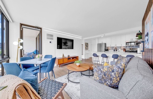 Waikiki Condominio | NEW LISTING 2023 Modern Renovated Condo - 1 block to beach, free parking!