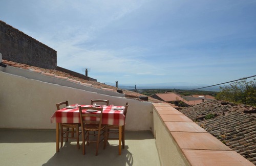 Seneghe Casa | Moderna casa de vacaciones renovada con terraza panorámica, cerca del mar y la montaña.