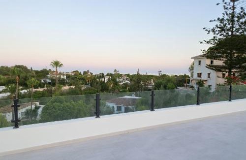 Urbanizacion el Rosario Casa | Modern Renovated Villa with Panoramic Views in Prestigious El Rosario, Marbella