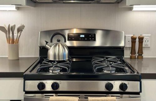 Lyon Street Apartamento | Modern Retreat 10 Min from Disneyland With Pool & Gym