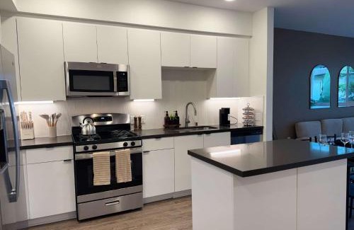 Lyon Street Apartamento | Modern Retreat 10 Min from Disneyland With Pool & Gym