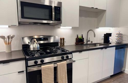 Lyon Street Apartamento | Modern Retreat 10 Min from Disneyland With Pool & Gym