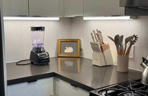 Lyon Street Apartamento | Modern Retreat 10 Min from Disneyland With Pool & Gym