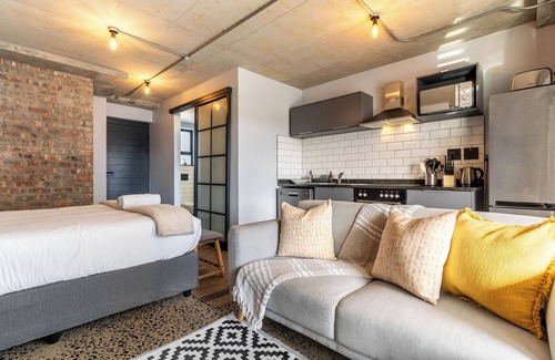 West Beach Apartamento | Modern Retreat | 5 Min Walk to Blouberg Beach