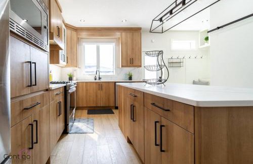 Jasper Place Casa | Modern Retreat, AirCon, Backyard, Near DT & WEM