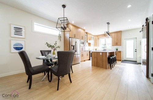 Jasper Place Casa | Modern Retreat, AirCon, Backyard, Near DT & WEM