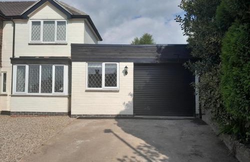 Winshill Apartamento | Modern Retreat Near Town & Nature with Stunning Views Entertainment and Parking
