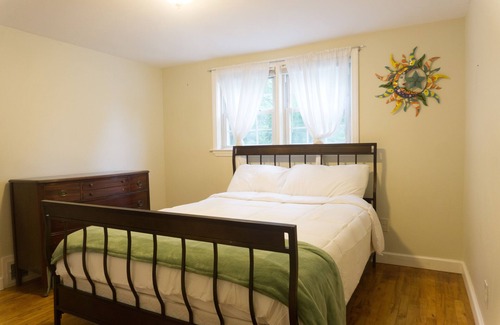 Quincy Casa | Renovado 2Br 2Ba / Aparcamiento gratuito / Espacio al aire libre / Mascotas y Familias