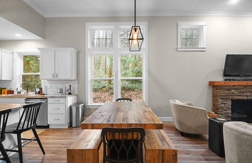 Welches Casa | Modern Retreat in Mt Hood | Dog Friendly