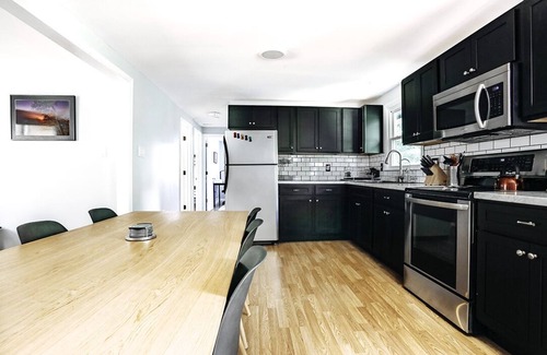 Fayetteville Casa | Modern Retreat ★ Minutes from NRG Nat’l Park