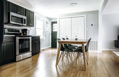 Fayetteville Casa | Modern Retreat ★ Minutes from NRG Nat’l Park