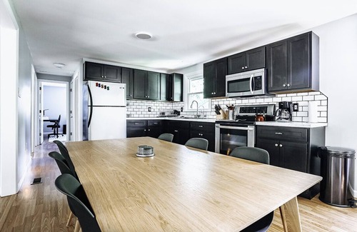 Fayetteville Casa | Modern Retreat ★ Minutes from NRG Nat’l Park
