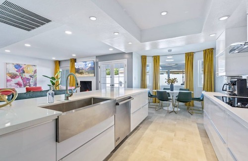 Raskin Estates Casa | Modern Retreat Minutes from Shopping Dining & Golf