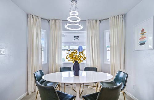 Raskin Estates Casa | Modern Retreat Minutes from Shopping Dining & Golf