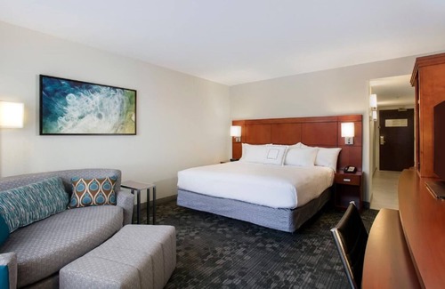 Briarcliffe Acres Hotel | Modern Retreat Near Barefoot Landing | Outdoor Pool Access + Free Parking