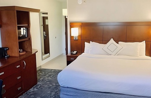 Briarcliffe Acres Hotel | Modern Retreat Near Barefoot Landing | Outdoor Pool Access + Free Parking