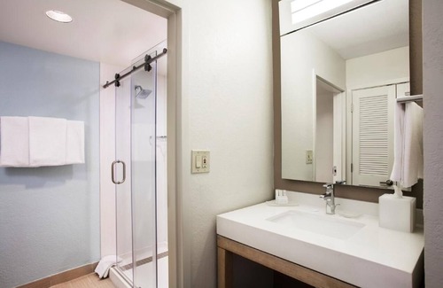 Briarcliffe Acres Hotel | Modern Retreat Near Barefoot Landing | Outdoor Pool Access + Free Parking