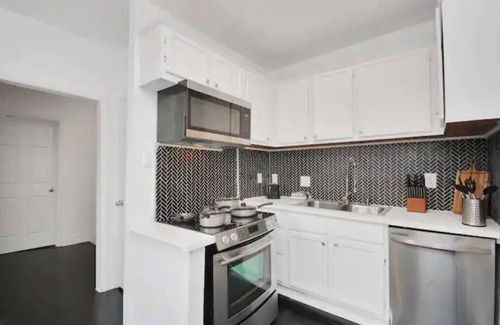 MacGregor Casa | Modern retreat near Downtown Houston, TX, with king beds, pets are welcome.