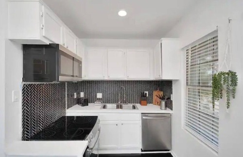 MacGregor Casa | Modern retreat near Downtown Houston, TX, with king beds, pets are welcome.
