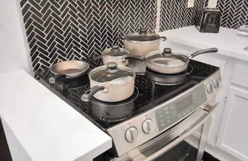 MacGregor Casa | Modern retreat near Downtown Houston, TX, with king beds, pets are welcome.