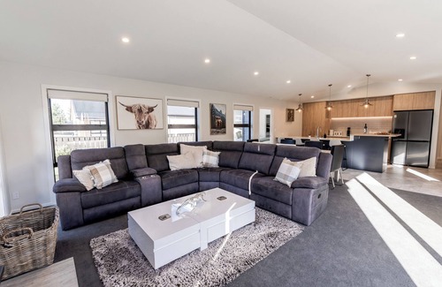 Hanmer Springs Casa | Modern Retreat | BBQ & Fireplace | Table Tennis