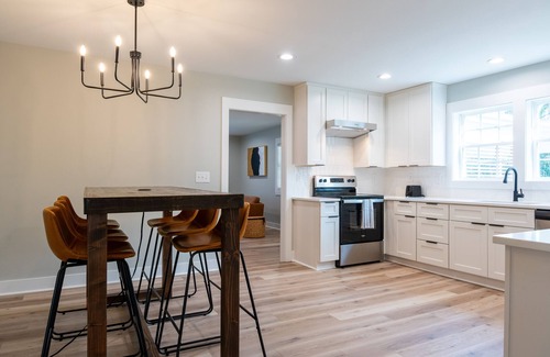 Durham Casa | Modern Retreat w/ King Bed –3 BR Near Duke DT