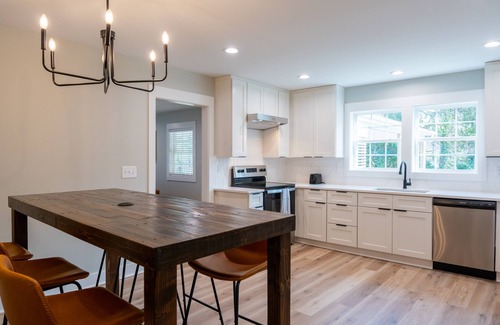 Durham Casa | Modern Retreat w/ King Bed –3 BR Near Duke DT